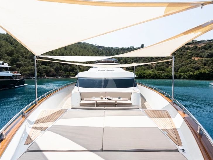 GO Dragos Yachts 111 - foredeck lounge and bronzing area GO Dragos Yachts 111 - foredeck lounge and bronzing area
