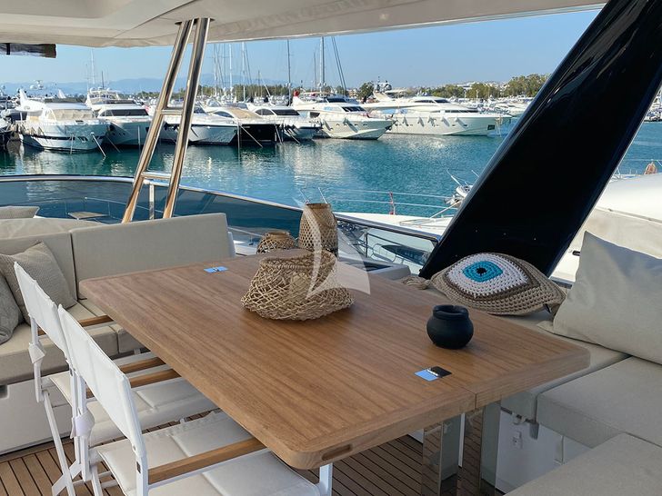 GALUX ONE- Alfresco dining