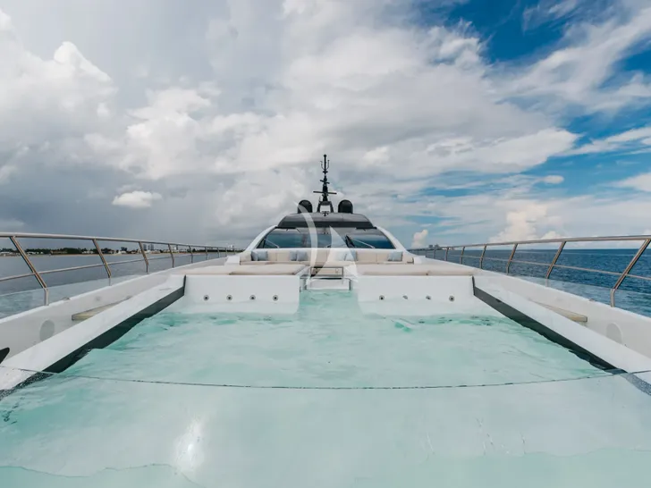 VELOCITY Mangusta GranSport 54 - foredeck pool VELOCITY Mangusta GranSport 54 - foredeck pool