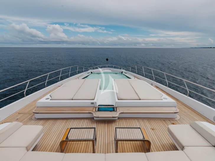 VELOCITY Mangusta GranSport 54 - foredeck VELOCITY Mangusta GranSport 54 - foredeck