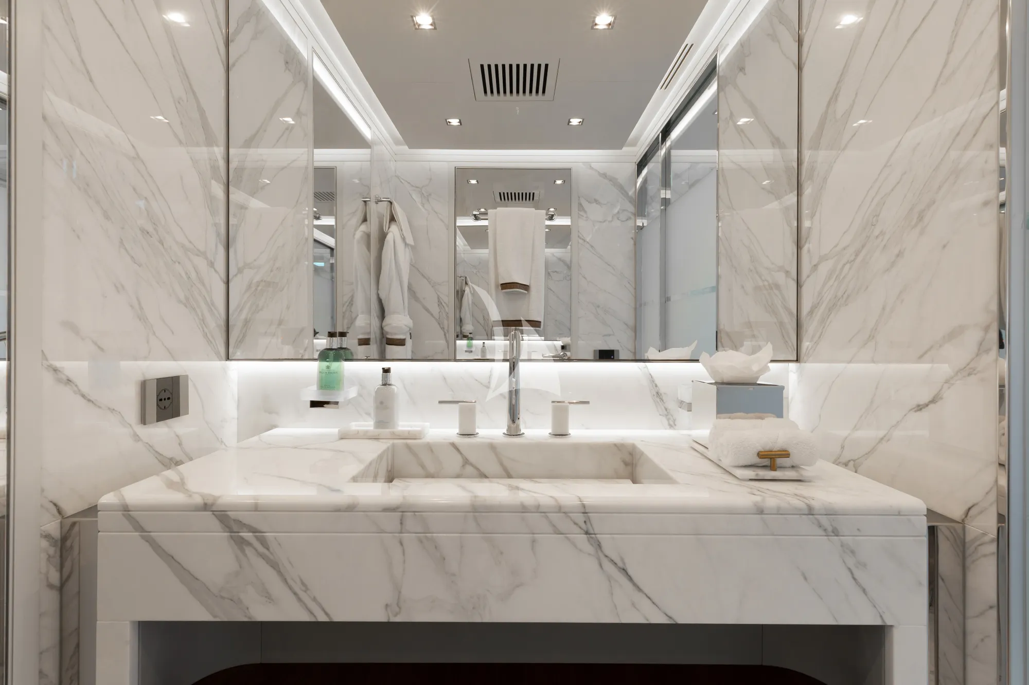 Charter Yacht VELOCITY - Mangusta GranSport 54 - 5 Cabins - Ibiza - Palma - Mallorca - Balearics - Spain