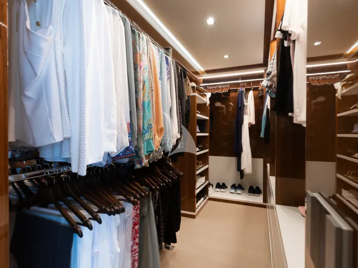 VELOCITY Mangusta GranSport 54 - master cabin walk-in closet VELOCITY Mangusta GranSport 54 - master cabin walk-in closet