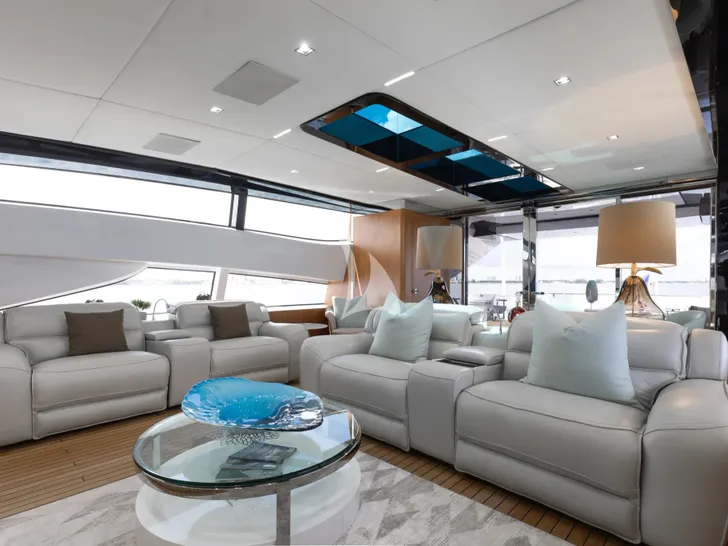 VELOCITY Mangusta GranSport 54 - sky lounge VELOCITY Mangusta GranSport 54 - sky lounge