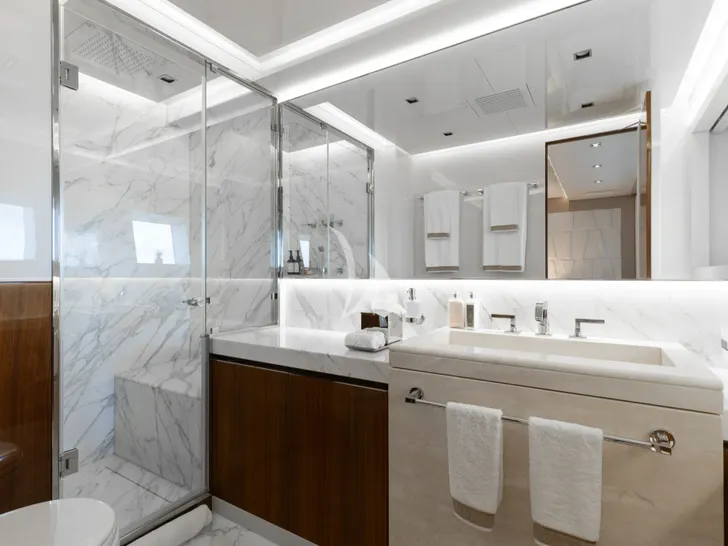 VELOCITY Mangusta GranSport 54 - twin cabin 1 bathroom VELOCITY Mangusta GranSport 54 - twin cabin 1 bathroom