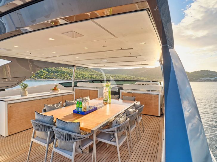GOLDEN YACHT Sanlorenzo SL106 - flybridge alfresco dining area GOLDEN YACHT Sanlorenzo SL106 - flybridge alfresco dining area
