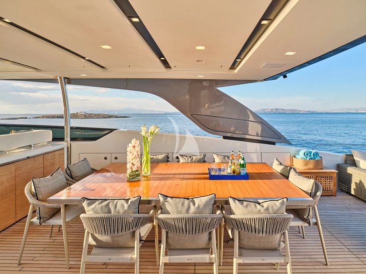 GOLDEN YACHT Sanlorenzo SL106 - flybridge dining table GOLDEN YACHT Sanlorenzo SL106 - flybridge dining table