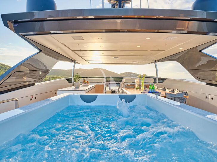GOLDEN YACHT Sanlorenzo SL106 - jacuzzi GOLDEN YACHT Sanlorenzo SL106 - jacuzzi