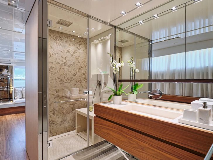 GOLDEN YACHT Sanlorenzo SL106 - master cabin bathroom GOLDEN YACHT Sanlorenzo SL106 - master cabin bathroom