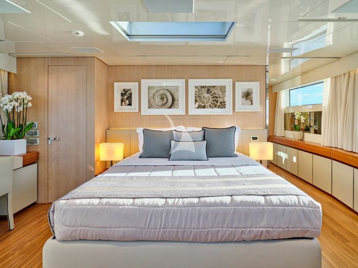 GOLDEN YACHT Sanlorenzo SL106 - master cabin bed GOLDEN YACHT Sanlorenzo SL106 - master cabin bed
