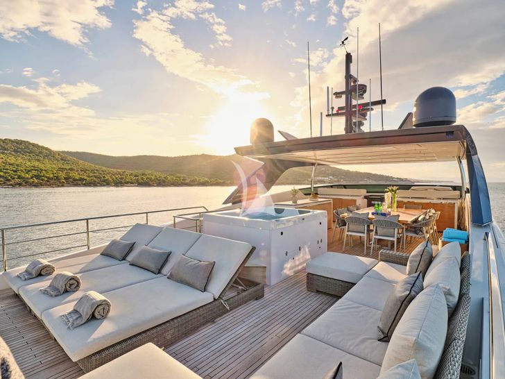 GOLDEN YACHT Sanlorenzo SL106 - sun beds and jacuzzi GOLDEN YACHT Sanlorenzo SL106 - sun beds and jacuzzi