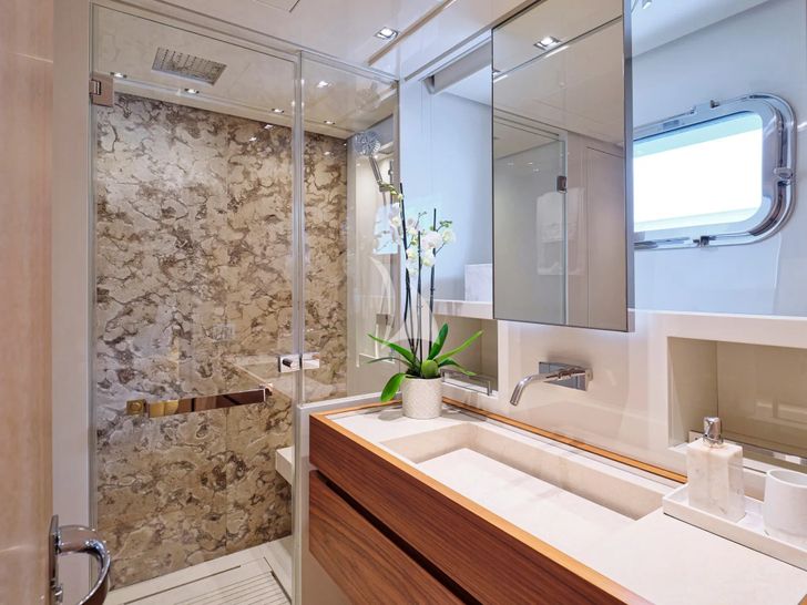 GOLDEN YACHT Sanlorenzo SL106 - twin cabin bathroom GOLDEN YACHT Sanlorenzo SL106 - twin cabin bathroom