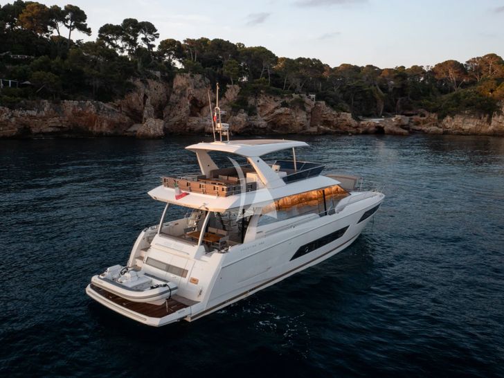 GOOD TIMES Prestige 680 - anchored aft shot GOOD TIMES Prestige 680 - anchored aft shot