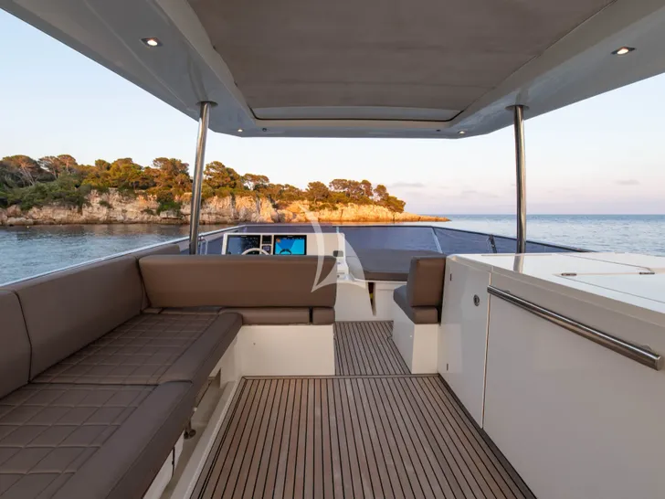 GOOD TIMES Prestige 680 - flybridge helm and lounge GOOD TIMES Prestige 680 - flybridge helm and lounge