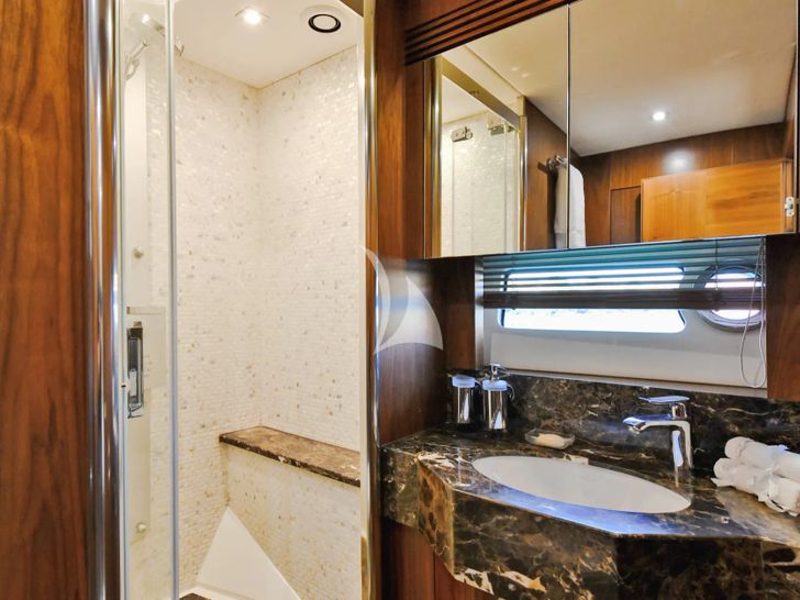 GRACE XI Sunseeker 75 - VIP cabin bathroom GRACE XI Sunseeker 75 - VIP cabin bathroom