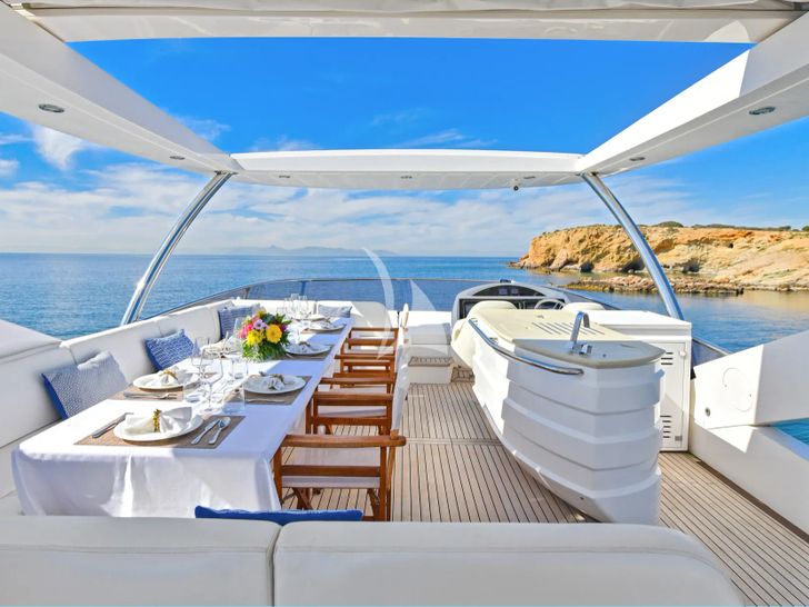 GRACE XI Sunseeker 75 - flybridge dining and bar area GRACE XI Sunseeker 75 - flybridge dining and bar area