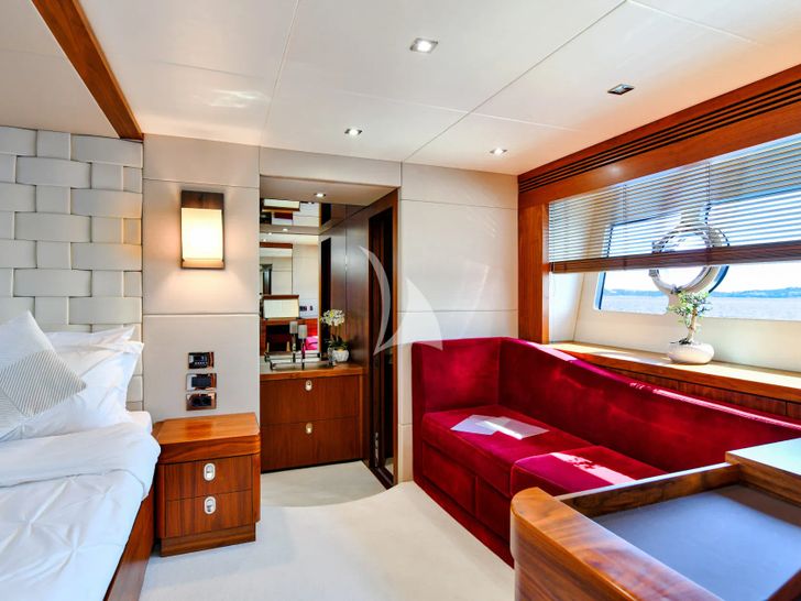 GRACE XI Sunseeker 75 - master cabin couch GRACE XI Sunseeker 75 - master cabin couch