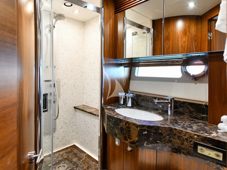 GRACE XI Sunseeker 75 - twin cabin bathroom GRACE XI Sunseeker 75 - twin cabin bathroom