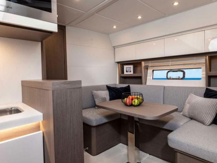 Gran Turismo 45 - indoor saloon Gran Turismo 45 - indoor saloon