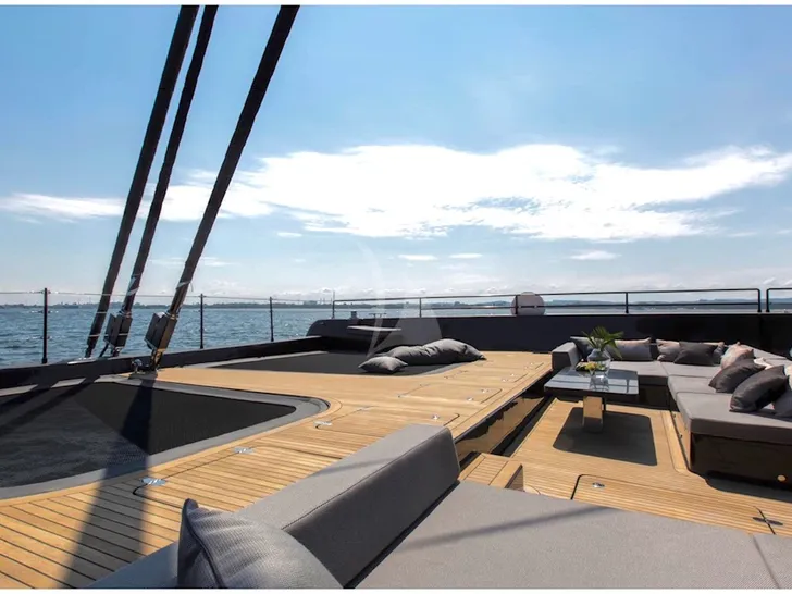 GRAYONE Sunreef 80 - foredeck GRAYONE Sunreef 80 - foredeck