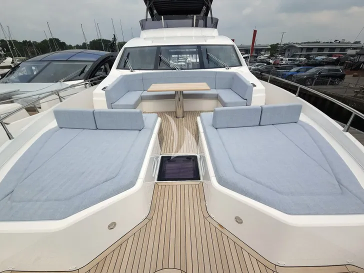 G.T.U. Sunseeker 76 - foredeck lounge and sunbathing area G.T.U. Sunseeker 76 - foredeck lounge and sunbathing area