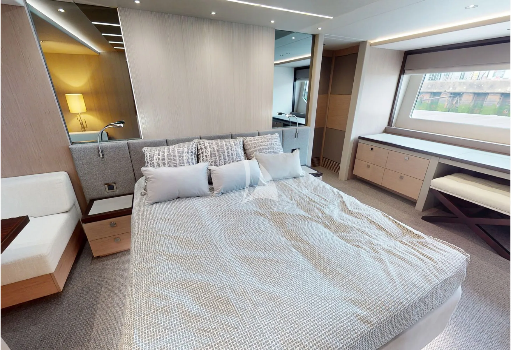 G.T.U. Sunseeker 76 - master cabin bed