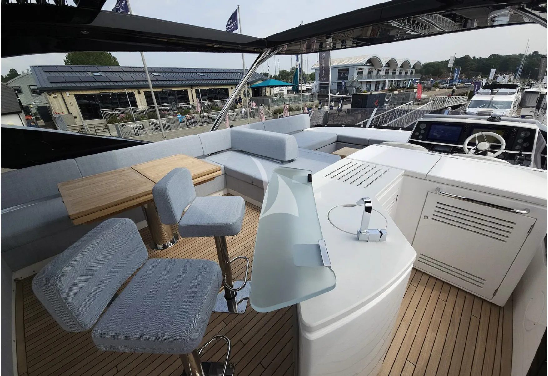 G.T.U. Sunseeker 76 - sundeck bar and dining lounge