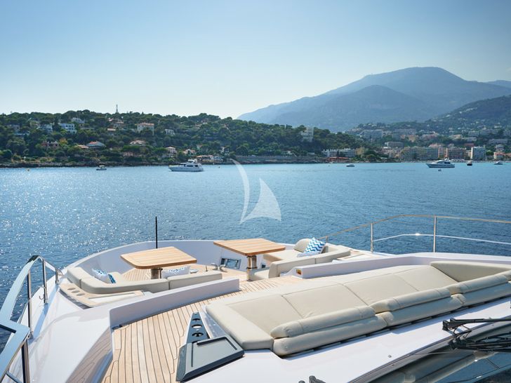 H&CO,Ferretti 1000 - bow bronzing area H&CO,Ferretti 1000 - bow bronzing area