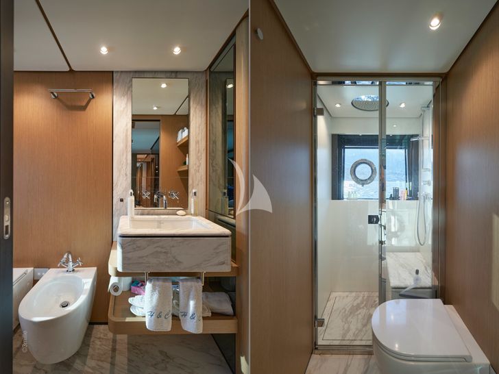 H&CO,Ferretti 1000 - VIP cabin bathroom