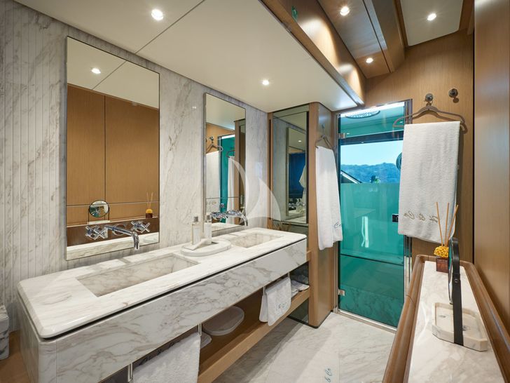 H&CO,Ferretti 1000 - master cabin bathroom H&CO,Ferretti 1000 - master cabin bathroom