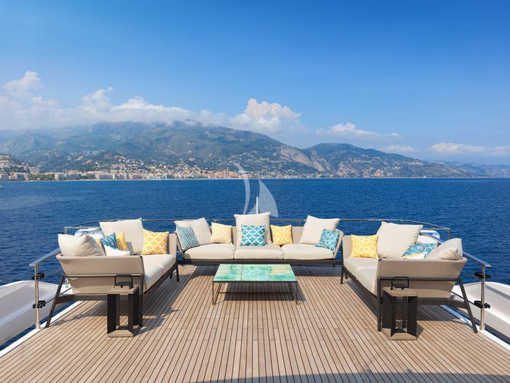 H&CO,Ferretti 1000 - flybridge seating