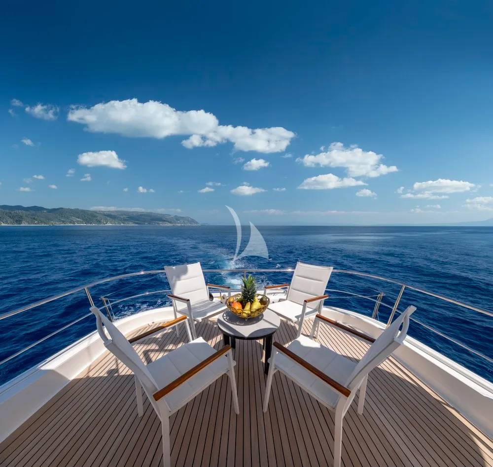 HAG Custom Line 30m - foredeck dining table