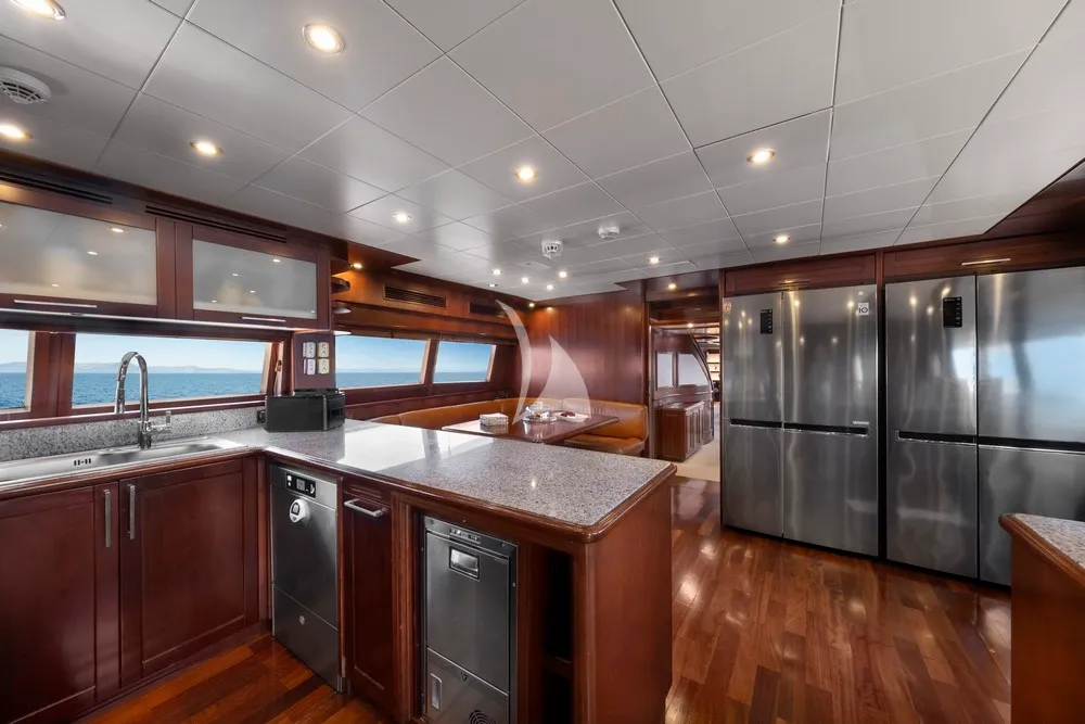 HAG Custom Line 30m - galley with country dining