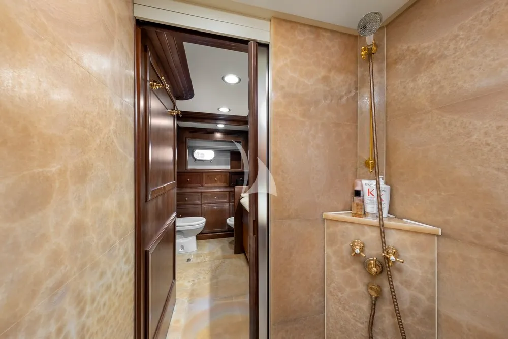 HAG Custom Line 30m - master cabin bathroom