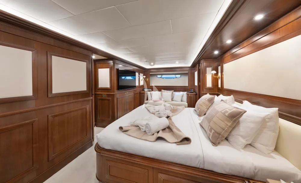 HAG Custom Line 30m - master cabin bed and TV
