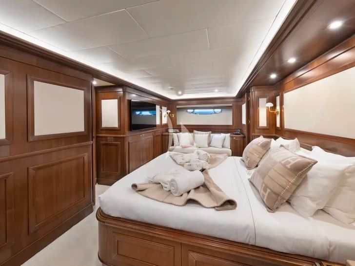 HAG Custom Line 30m - master cabin bed and TV HAG Custom Line 30m - master cabin bed and TV