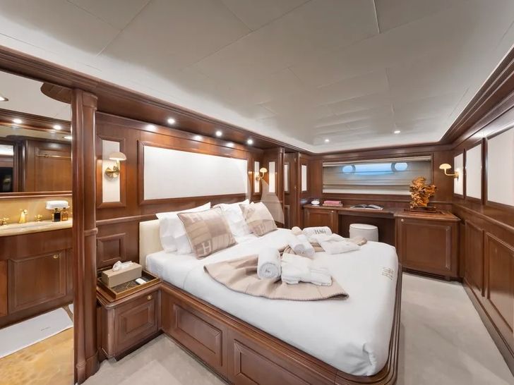 HAG Custom Line 30m - master cabin HAG Custom Line 30m - master cabin