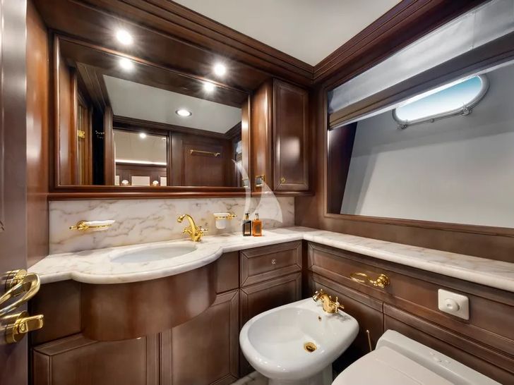 HAG Custom Line 30m - twin cabin bathroom HAG Custom Line 30m - twin cabin bathroom