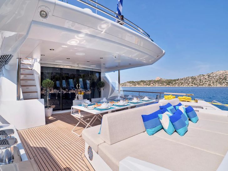 HAKUNA MATATA Couach 3700 FLY - aft deck sun beds and alfresco dining area HAKUNA MATATA Couach 3700 FLY - aft deck sun beds and alfresco dining area