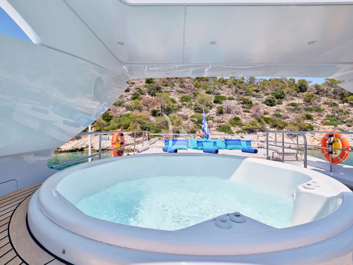 HAKUNA MATATA Couach 3700 FLY - flybridge jacuzzi HAKUNA MATATA Couach 3700 FLY - flybridge jacuzzi