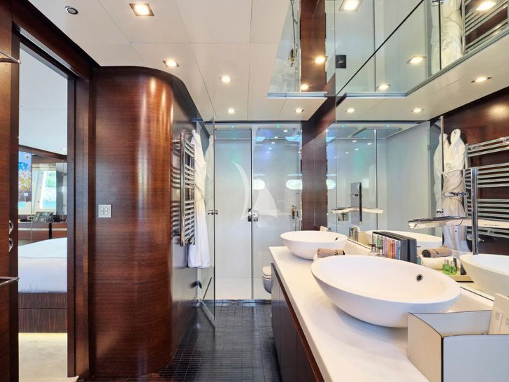 HAKUNA MATATA Couach 3700 FLY - master cabin bathroom amenities HAKUNA MATATA Couach 3700 FLY - master cabin bathroom amenities