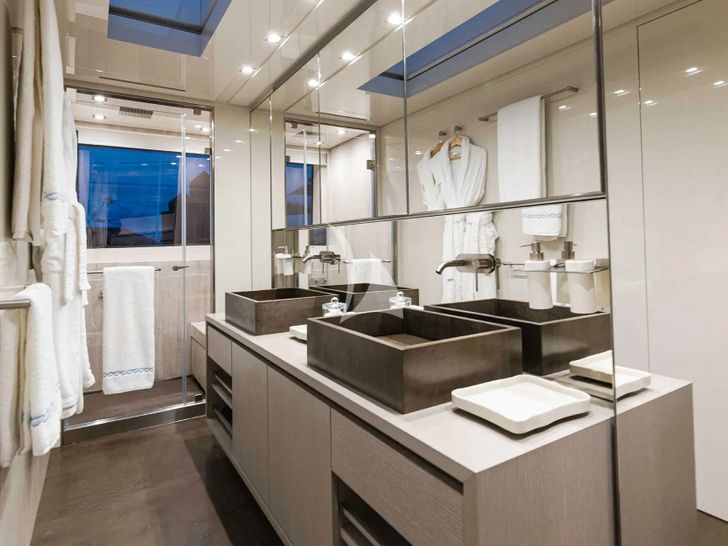 HALCYON Sanlorenzo 112 - master cabin bathroom HALCYON Sanlorenzo 112 - master cabin bathroom
