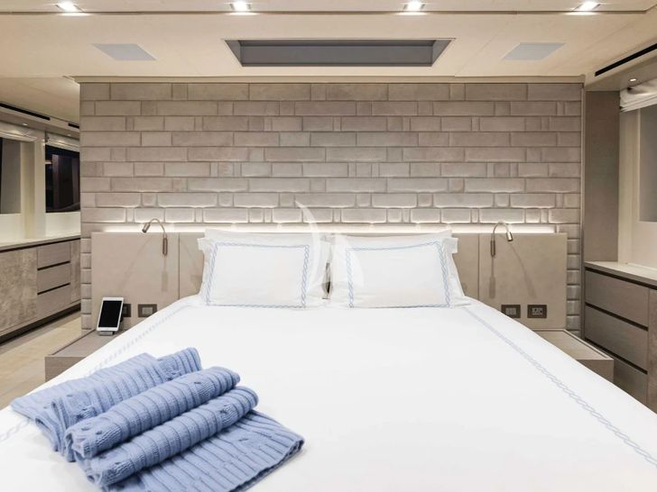 HALCYON Sanlorenzo 112 - master cabin bed HALCYON Sanlorenzo 112 - master cabin bed