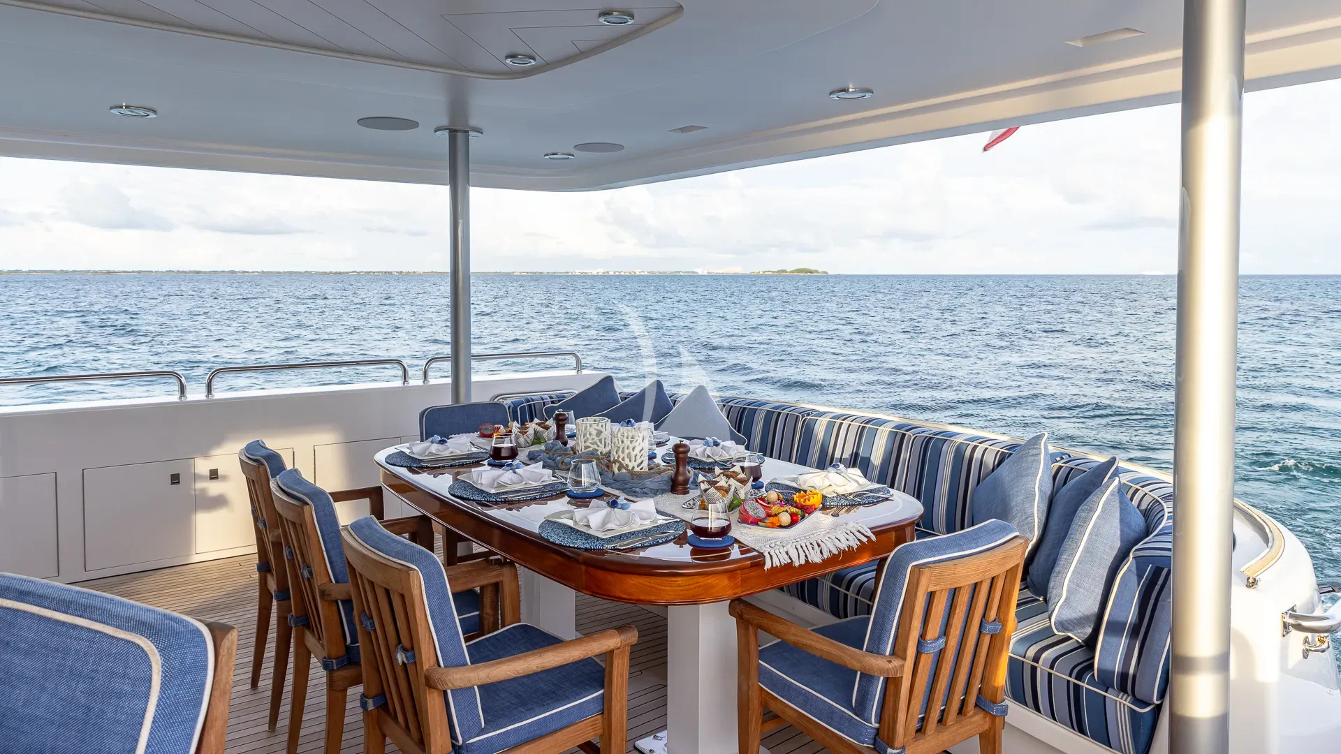HANNAH Westport 112 - aft deck dining area