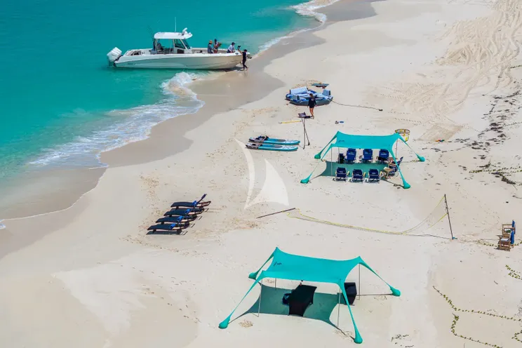 Charter Yacht HANNAH - Westport 112 - 4 Cabins - Nassau - Exumas - Bahamas