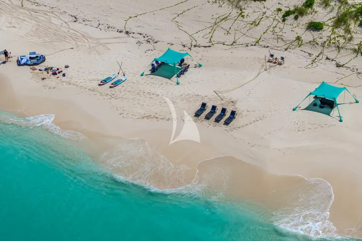 Charter Yacht HANNAH - Westport 112 - 4 Cabins - Nassau - Exumas - Bahamas