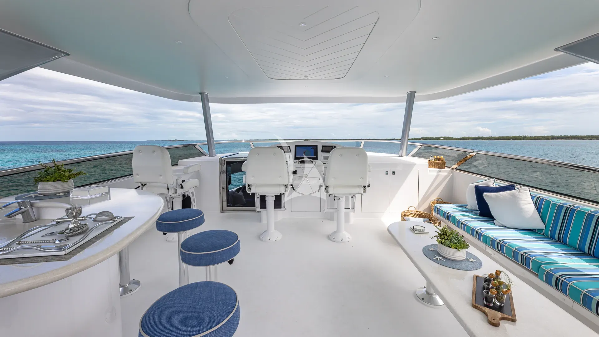 HANNAH Westport 112 - flybridge lounge and dining area