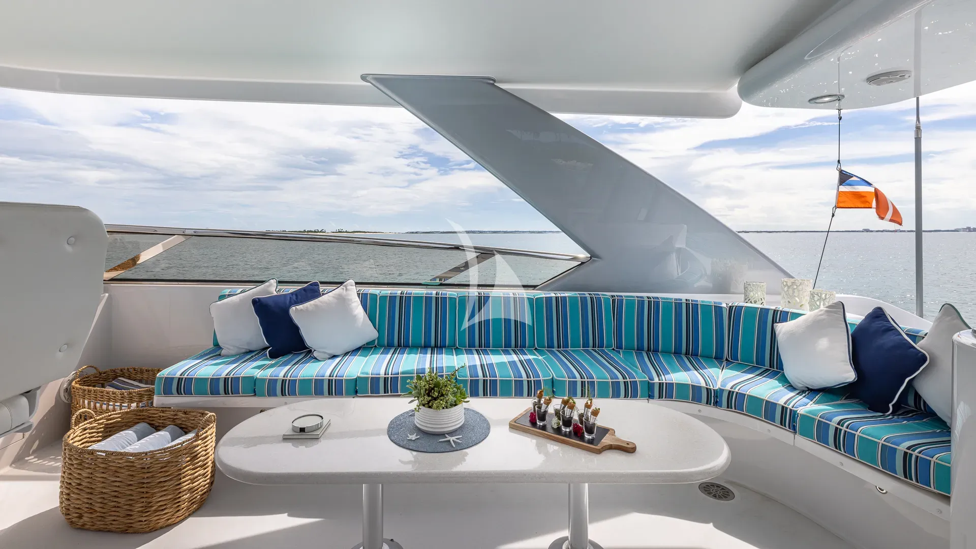 HANNAH Westport 112 - flybridge lounge