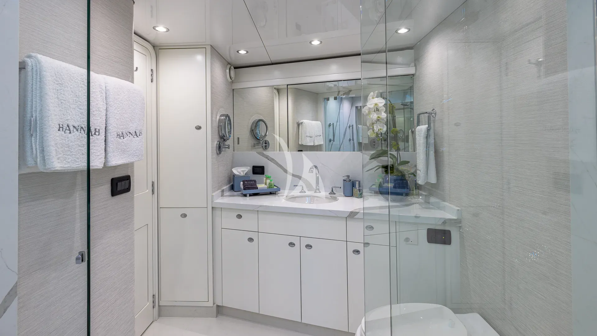 HANNAH Westport 112 - master cabin bathroom