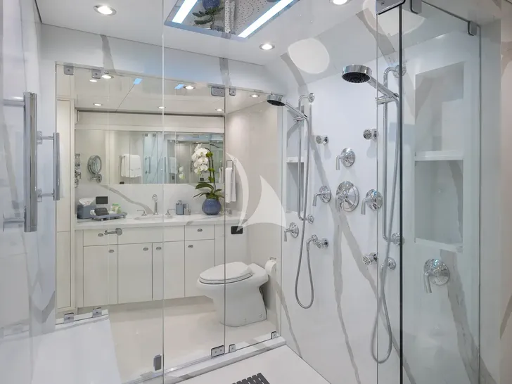 HANNAH Westport 112 - master cabin shower HANNAH Westport 112 - master cabin shower