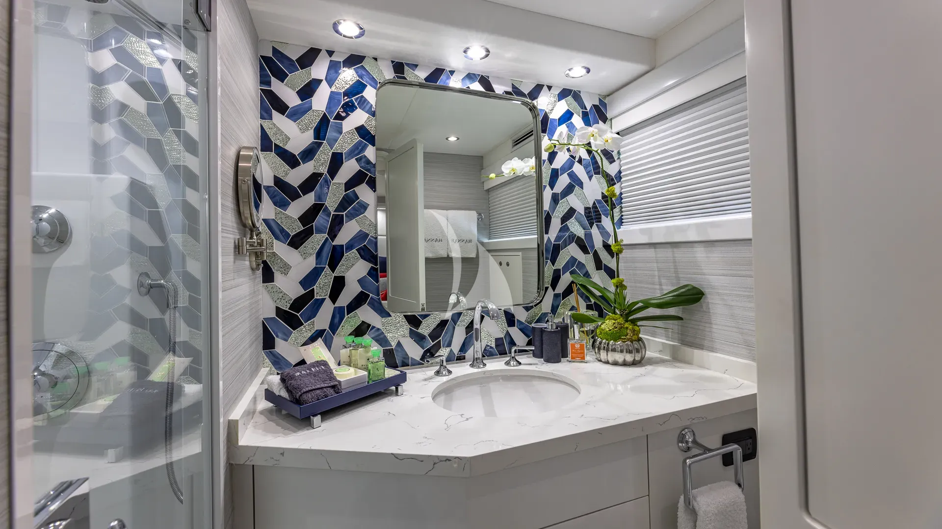 HANNAH Westport 112 - twin cabin bathroom
